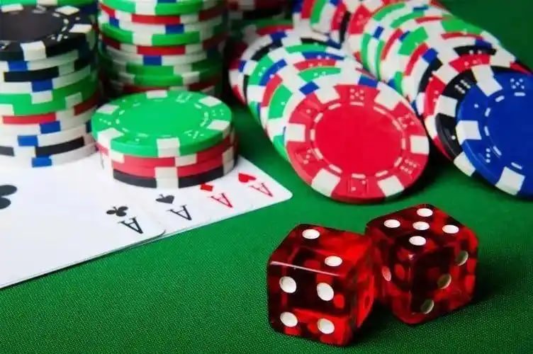 Pengguna Indonesia mengakses sportsbook marina777 dari ponsel saat menonton pertandingan